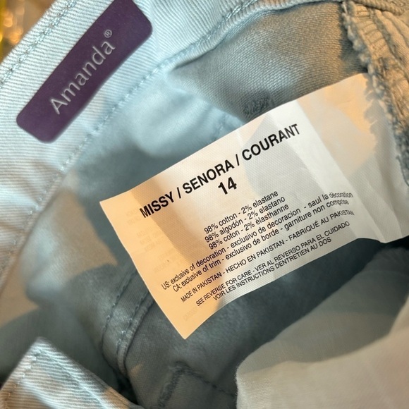 Gloria Vanderbilt Amanda THE ORIGINAL SLIMMING JEAN
HERITAGE TAPERED LEG. Sz 14 - Picture 8 of 14